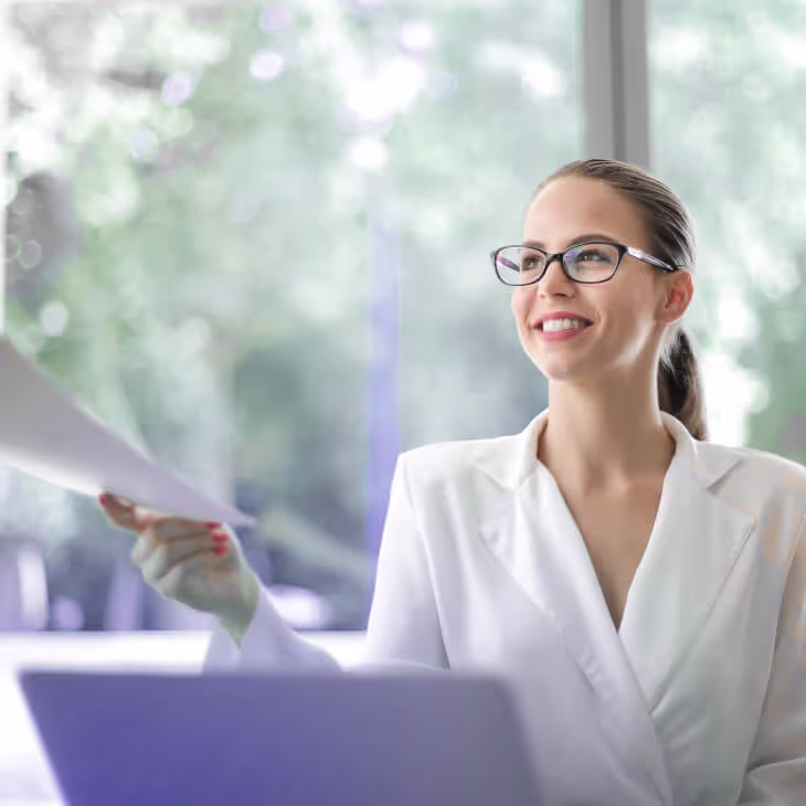 Picture showing office worker using relatico: the SRM Software for Strategic Supplier Management