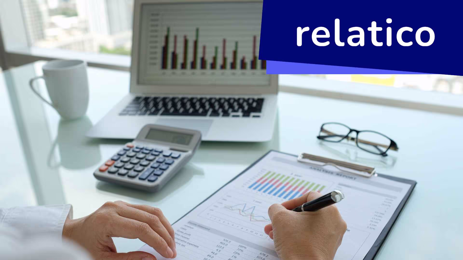 A Diretiva de Relatórios de Sustentabilidade Corporativa (CSRD) exige relatórios abrangentes de sustentabilidade para empresas europeias, expandindo o escopo para incluir PMEs. As empresas devem relatar os impactos ambientais e sociais e os riscos financeiros, seguindo os Padrões Europeus de Relatórios de Sustentabilidade (ESRS) e usando o formato iXBRL.